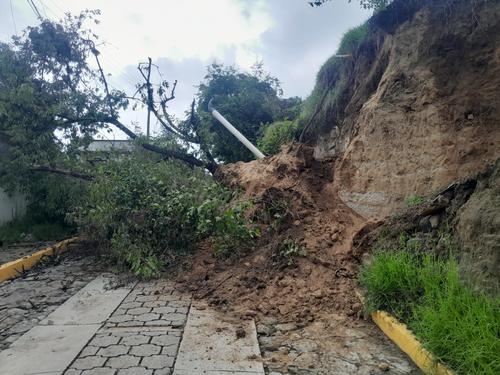 Los desprendimientos de rocas es el incidente más frecuente en las carreteras afectadas. (Foto: Conred)