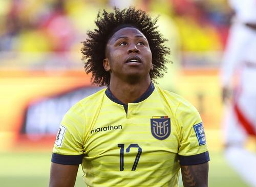 Ángelo Preciado no llegó a Catar como dueño del puesto, pero terminó disputando los tres partidos de la fase de grupos como titular. (Foto: AFP)