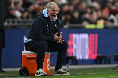 Uno de los sellos más icónicos de Bielsa durante los partidos es que usa las hieleras portátiles como banquillo. (Foto: AFP)