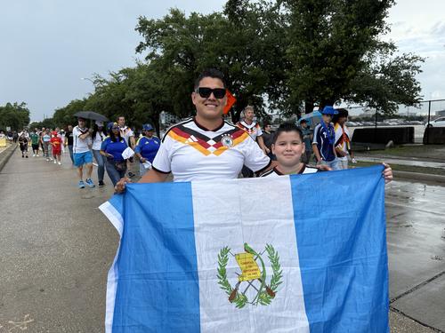 Nos encontramos a algunos paisanos antes del ingreso al estadio. De Malacatán para el mundo: Padre e hijo están viviendo la fiesta mundialista y fueron a Houston a apoyar a Alemania, con la respectiva bandera chapina. (Foto: Pedro Pablo Mijangos)
