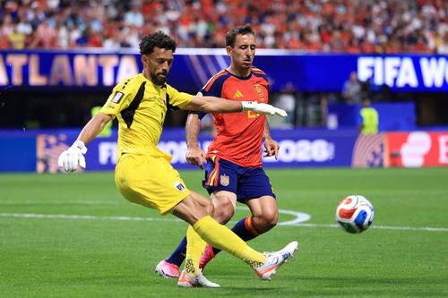 Vozinha (de amarillo) fue la gran figura del partido al evitar la caída de su arco. (Foto: AFP)