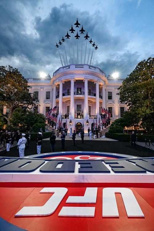 Una formación de 12 aeronaves sobrevoló la Casa Blanca mientras el presidente Donald Trump y Dana White, presidente y director ejecutivo de la UFC, llegaron a Washington, D.C. (Foto: AFP)