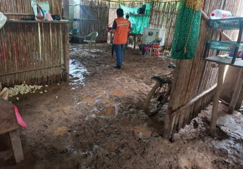 Personal de Conred da seguimiento a daños en viviendas debido a las lluvias. (Foto: Conred)