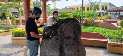 Recientemente, estudiantes de la Universidad de San Carlos de Guatemala llevaron a cabo, con ayuda del museo, una jornada de limpieza y cuidado de los monumentos del parque de La Democracia. (Foto: MCD)