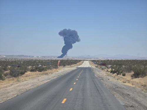 El humo negro se eleva tras el accidente de un bombardero B-52 Stratofortress de la Fuerza Aérea de EE.UU. (Foto: Redes Sociales)