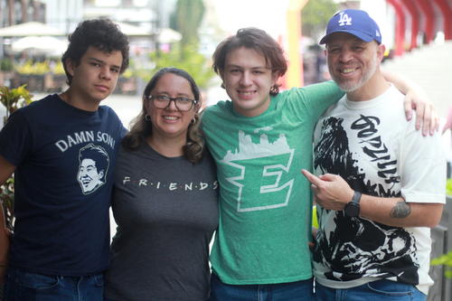 Agustín y su familia: Raúl (papá), Susana (mamá) y Joaquín (hermano). (Foto: José Dávila)