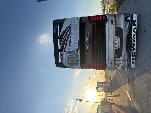 Uno de los buses de la delegación argentina está bien decorado para la ocasión. (Foto: Pedro Mijangos)