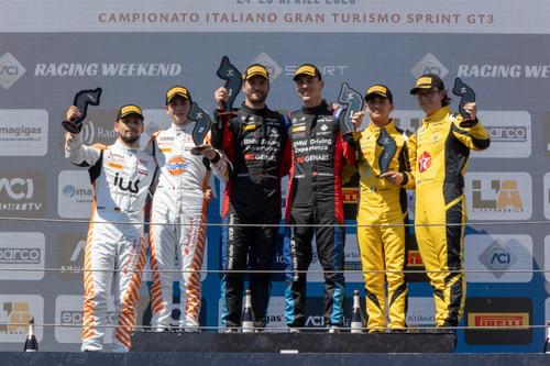 Ian Rodríguez (de amarillo en el extremo derecho) fue tercero en la primera fecha del Campeonato Italiano GT3. (Foto: Ian Rodríguez)