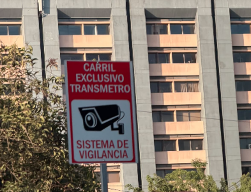 Cerca de 50 motoristas son multados diariamente en los días hábiles, por utilizar el espacio para buses. (Foto: Amilcar Montejo)