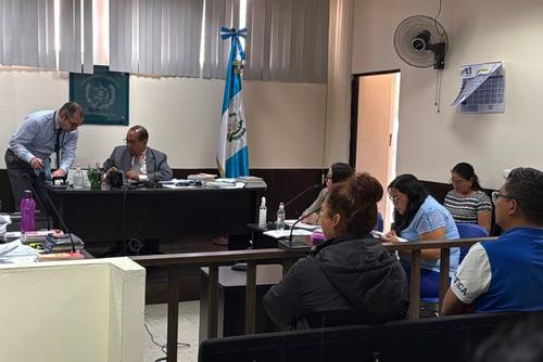 El juez Mario Efraín Najarro Quinteros dictó medidas sustitutivas a favor de los dos señalados de los delitos de trata de personas y actividad sexual remuneradas con personas menores de edad. (Foto: Cortesía/Soy502)