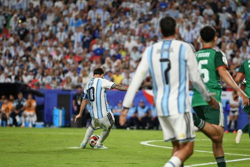 Zurdazo letal del 10 argentino para convertir el 3-0. (Foto: Rudy Martínez)