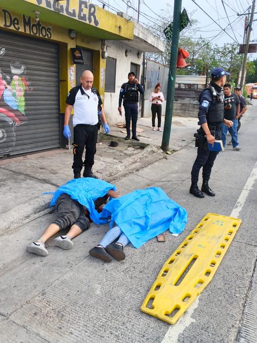 Los cuerpos sin vida de las víctimas quedaron sobre el asfalto. (Foto: CVB)