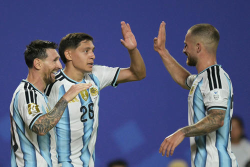 Mac Allister elogió a Messi tras la goleada de Argentina sobre Argelia. (Foto: AFP)