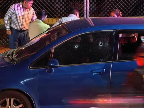El automóvil presentaba perforaciones por proyectiles de arma de fuego. (Foto: CVB)