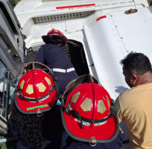 Bomberos trabajaron en conjunto para rescatar al hombre de los hierros retorcidos. (Foto: ASONBOMD)