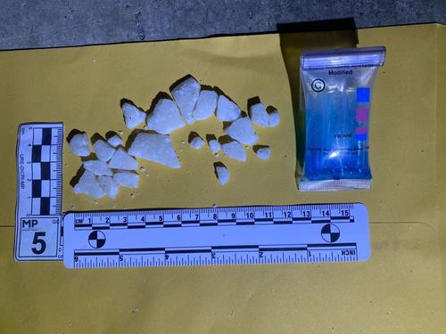 Una bolsa con presunta cocaína y 22 piedras de crack fueron incautadas en el lugar. (Foto: PNC)