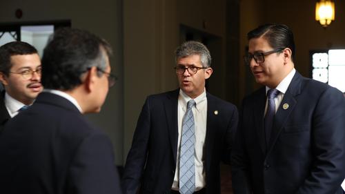 El director de la Comisión Nacional contra la Corrupción (CNC), Julio Flores conversa con el ministro de Salud, Joaquín Bardoya. (Foto: Diario de Centro América/Soy502)