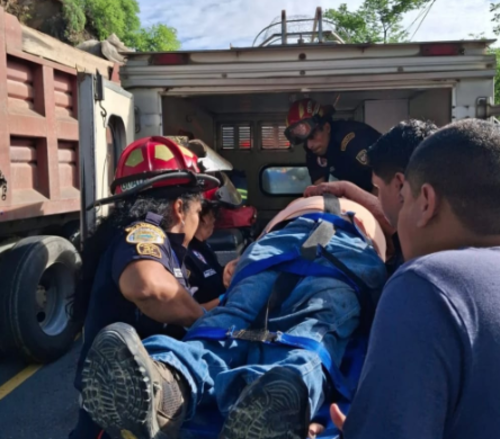 El hombre fue trasladado en ambulancia hacia un centro asistencial debido a sus heridas. (Foto: ASONBOMD)