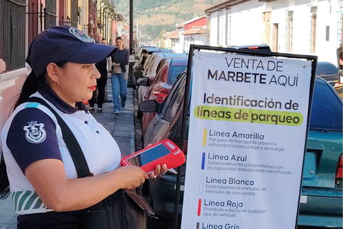 Agentes en las calles de la Antigua Guatemala realizan el cobro electrónico de parqueo para comodidad de los visitantes. (Foto: Miguel López/Colaboración)
