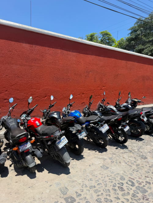 El espacio de línea blanca ha sido delimitado para estacionamiento de motocicletas. (Foto: Miguel López/Colaboración)