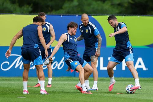 Escocia recibió 21 faltas en su debut contra Haití. (Foto: AFP)