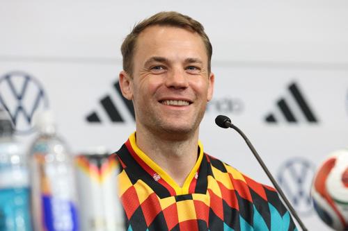 Neuer se mostró de muy buen humor durante la conferencia de prensa de Alemania. (Foto: AFP)