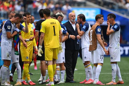 Los bosnios aún aspiran a avanzar de ronda; para ello deberán vencer a Catar en la tercera jornada. (Foto: AFP)