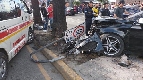 Una señal de tránsito quedó destruida tras el impacto. (Foto: redes sociales)