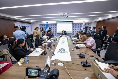 Autoridades preparan un protocolo para atender reclamos de usuarios por la implementación de la gasolina E10. (Foto: Organismo Legislativo)