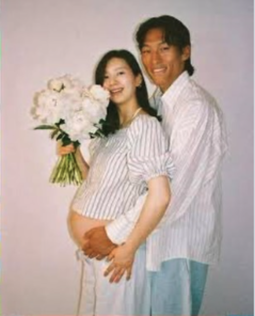 Kim Seung-gyu junto a su esposa antes de iniciar la concentración con su equipo. (Foto: Instagram)