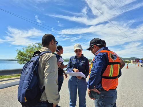 Personal de las instituciones competentes se encuentran en el lugar para realizar las reparaciones del puente. (Foto: Municipalidad de Flores, Petén)