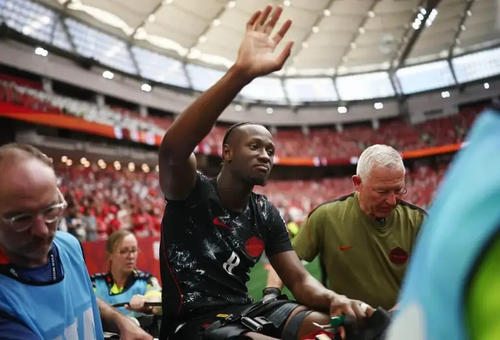 Koné agradeció el apoyo del público mientras salía en camilla tras sufrir una fractura. (Foto: Getty)