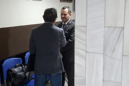 El expresidente del INDE fue observado a afuera del Juzgado Quinto Penal en donde se llevará a cabo la audiencia de reparación digna en el proceso penal en su contra. (Foto: Cortesía/Soy502)