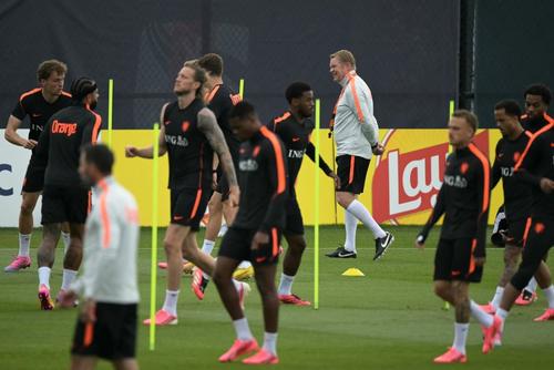La Oranje tiene la obligación de sacar los tres puntos para no complicar su pase a dieciseisavos. (Foto: AFP)