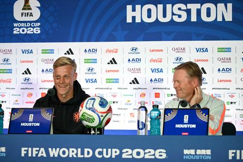 Países Bajos registró 23 centros durante el duelo ante Japón, 8 fueron completados. (Foto: AFP)