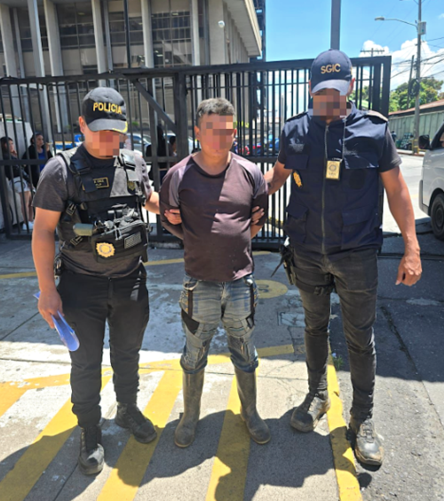 Los hermanos fueron trasladados a Torre de Tribunales para esclarecer los hechos. (Foto: PNC)