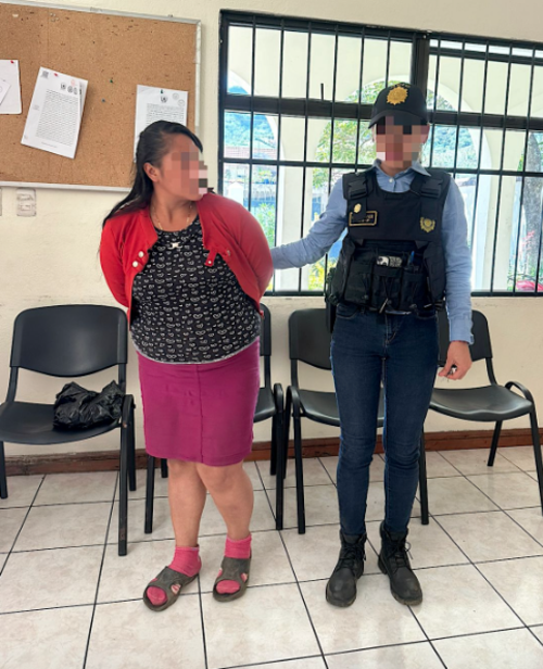 Una tercera persona terminó capturada por obstrucción a la acción penal. (Foto: PNC)