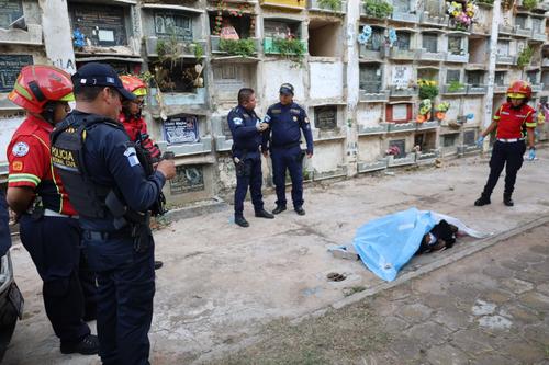 El cuerpo de la víctima mortal quedó en el interior del cementerio La Verbena, zona 7. (Foto: CBM)