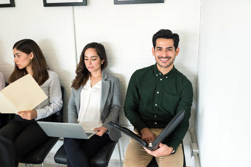 Investiga el tipo de trabajo de la empresa y viste acorde al código de vestimenta. (Foto: Shutterstock)