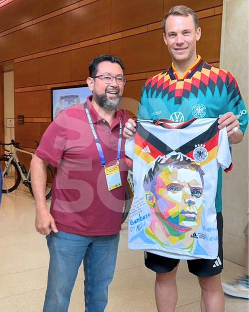 Manuel Neuer recibe la camiseta