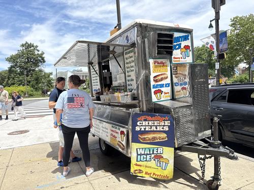 Teníamos que probar sí o sí los philly cheese, los famosos panes callejeros de Filadelfia. Carne y queso en un pan grande, tipo baguette. Muy bueno. (Foto: Pedro Pablo Mijangos)
