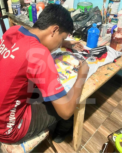 Mario Esquivel dedica horas de trabajo para pintar.