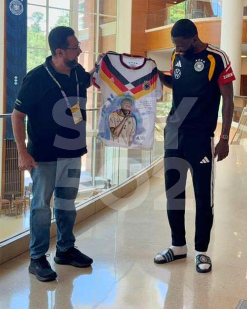 Antonio Rudiger recibe regalo de Guatemala.