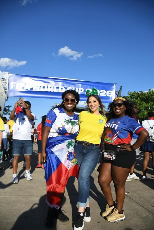 La belleza de ambos países en una sola fotografía. Todos disfrutaban en conjunto antes de ingresar al recinto deportivo. (Foto: Rudy Martínez)
