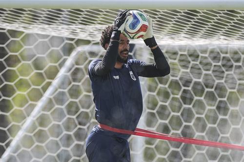 Vozinha, portero de Cabo Verde, terminó el encuentro con 7 atajadas y siendo el jugador del partido en el debut de su selección. (Foto: AFP)