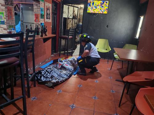 Los cuerpos de ambas víctimas quedaron en el interior del comercio. (Foto: Marzy Ruiz/Colaboradora)