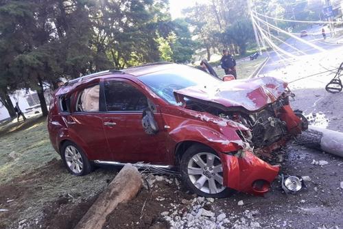 El vehículo quedó destruido por el fuerte impacto. (Foto: Tránsito, Mixco)