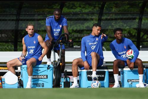 Francia hizo 9 centros frente a Senegal, pero no completó ninguno. (Foto: AFP)