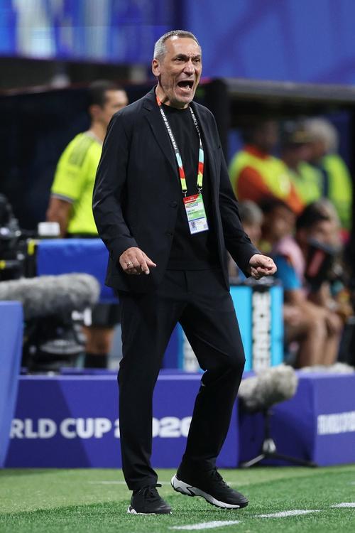 El estratega indicó que buscará, junto a su cuerpo técnico, la forma de motivar a los jugadores tras la aplastante derrota. (Foto: AFP)