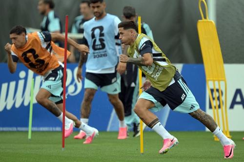 Argentina completó 517 pases durante su debut mundialista. (Foto: AFP)